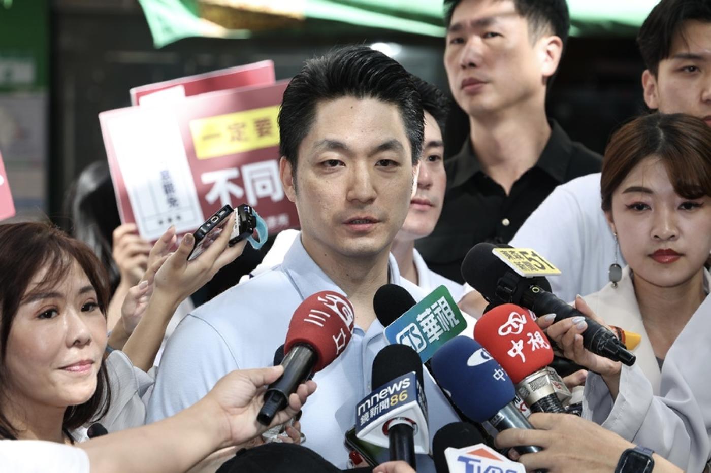 台北市長蔣萬安（前中）29日上午陪同國民黨立委李彥秀到內湖737市場掃街，呼籲民眾出門投下不同意罷免票。蔣萬安於掃街前接受媒體訪問。 中央社