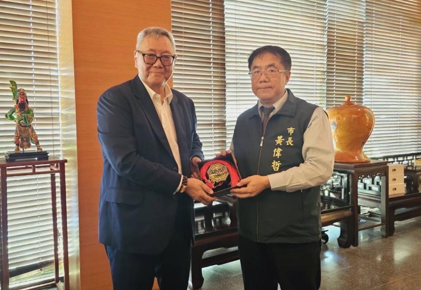 阿布達比基金人員Harry Lim（左）拜訪台南市長黃偉哲。台灣印尼科技與永續經營協會提供