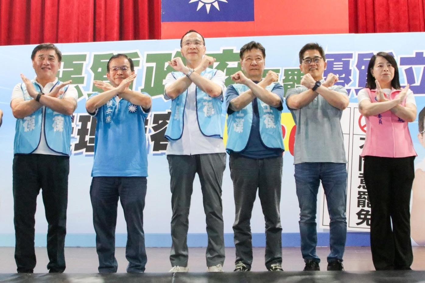 賴清德的「˙團結國家十講」，對國民黨現在是每一講都有意見。圖為國民黨主席朱立倫（左起3）為賴士葆（左起2）站台反罷免。翻攝朱立倫臉書
