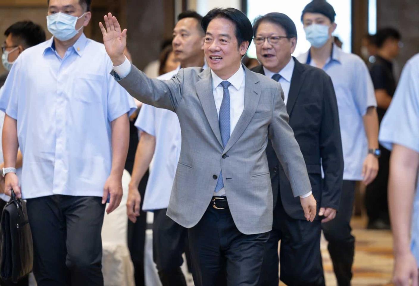 總統賴清德啟動「團結十講」，但滿意度民調卻出現二度死亡交叉，資深媒體人黃暐瀚認為這是賴總統的挑戰與危機。翻攝賴清德臉書