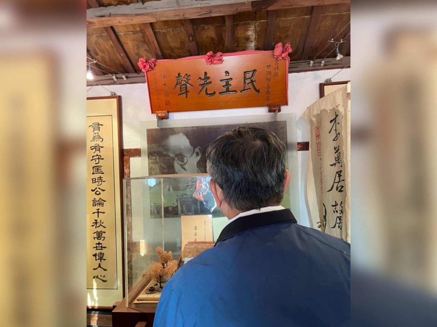 民眾黨立院黨團主任陳智菡30日秀出民眾黨前主席柯文哲二年前參觀李萬居故居舊照，批總統賴清德竟不識台南制憲代表。翻攝陳智菡臉書