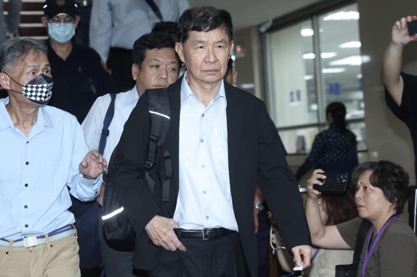 台北地方法院1日審理京華城案，傳喚前台北市副市長彭振聲（中）出庭；彭振聲開庭前聽聞妻子過世消息痛哭失聲，隨後向法庭請假準備回高雄。 中央社