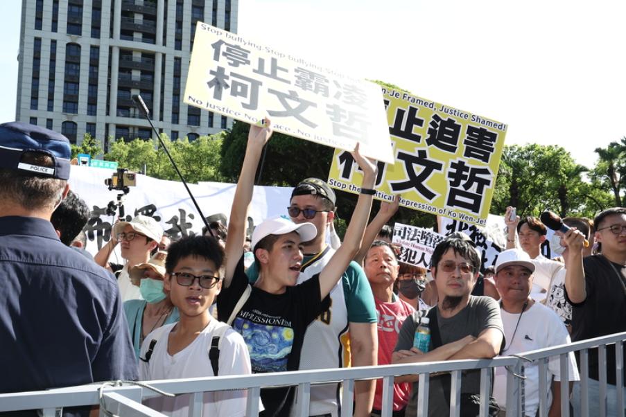 彭振聲妻墜樓亡！民眾黨號召支持者包圍北院　 小草試圖衝破拒馬遭舉牌警告