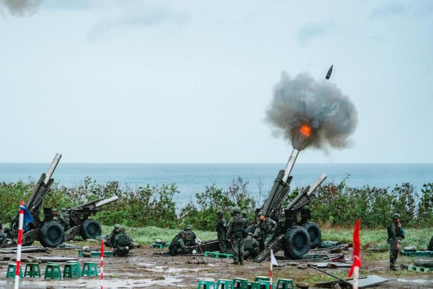 台灣「漢光41演習」實兵操演，是全台軍方年度最大規模演習。圖為今年6月，軍方在屏東地區實施「重砲保養射擊」。軍聞社提供