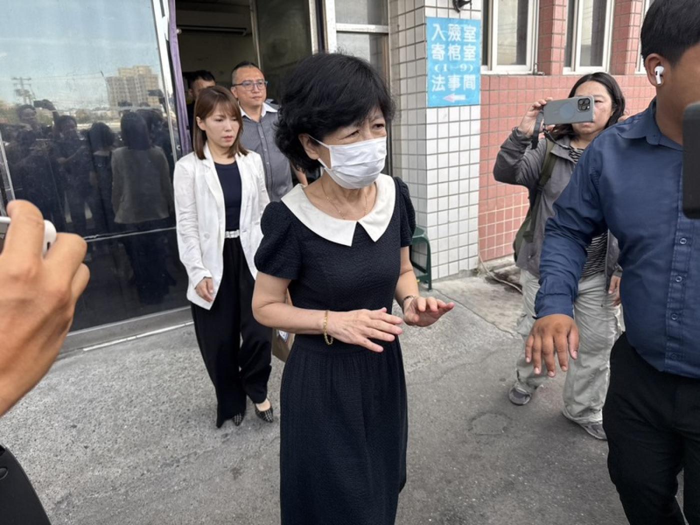 前台北市副市長彭振聲妻子高雄住處墜樓身亡，柯文哲妻子陳佩琪（前中）2日搭高鐵南下關心。 中央社