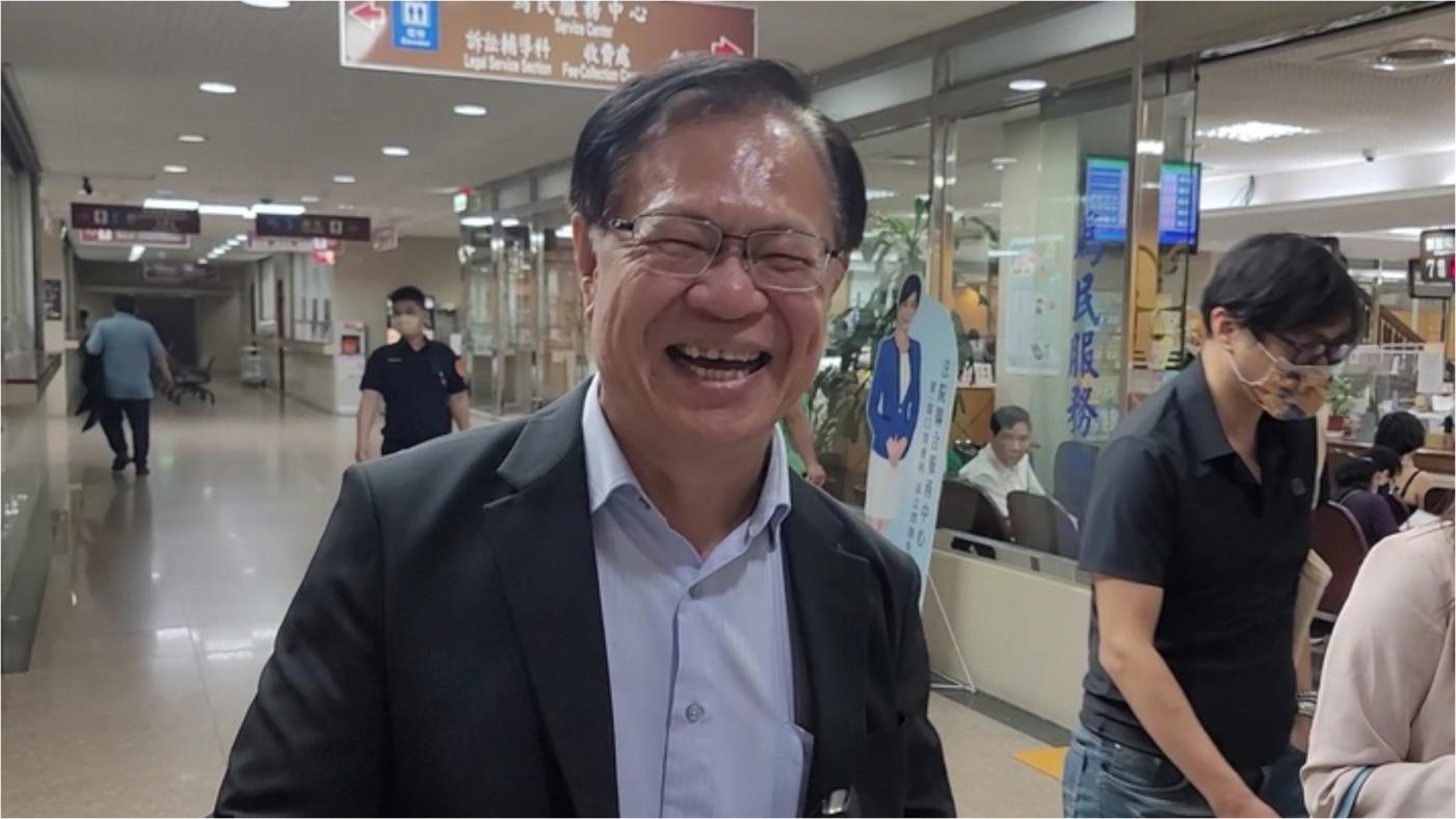 民眾黨立委黃國昌日前在立院播放「示範帶」惹議，北檢接獲告發後，2日以證人身分傳喚民眾黨立委張啓楷（中）說明。中央社