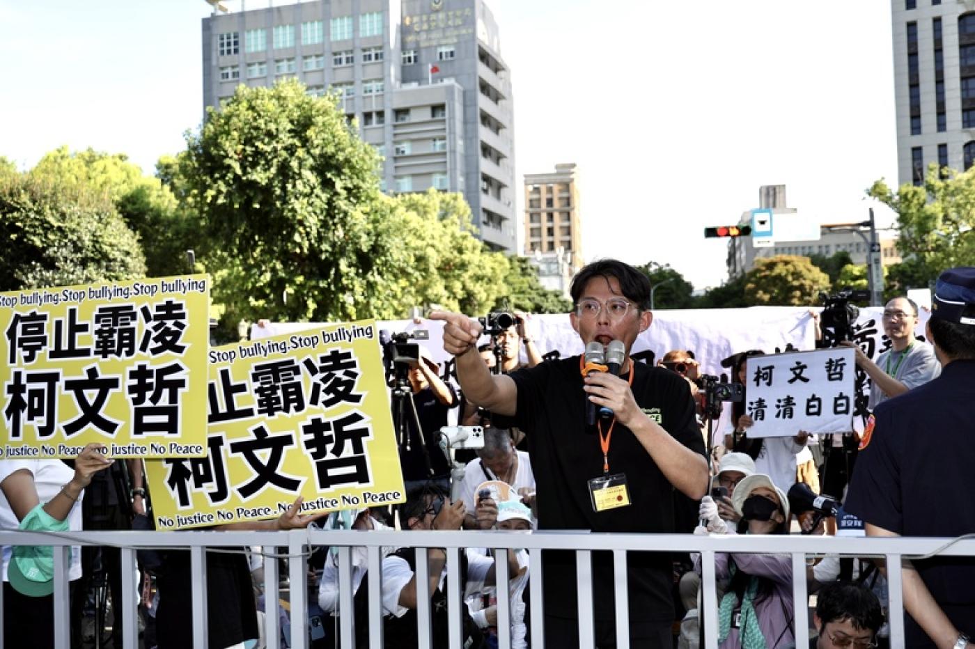 民眾黨主席黃國昌2日發黨員呼籲726投不同意罷免票。圖為黃國昌1日現身北院前小草集會／中央社
