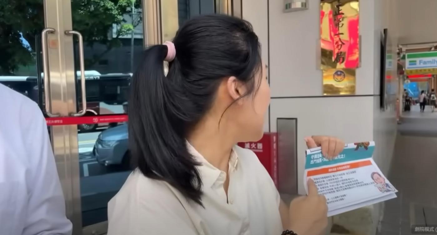 徐巧芯轉頭狂嗆路人。翻攝葉元之YT頻道「葉元之·原汁原味」