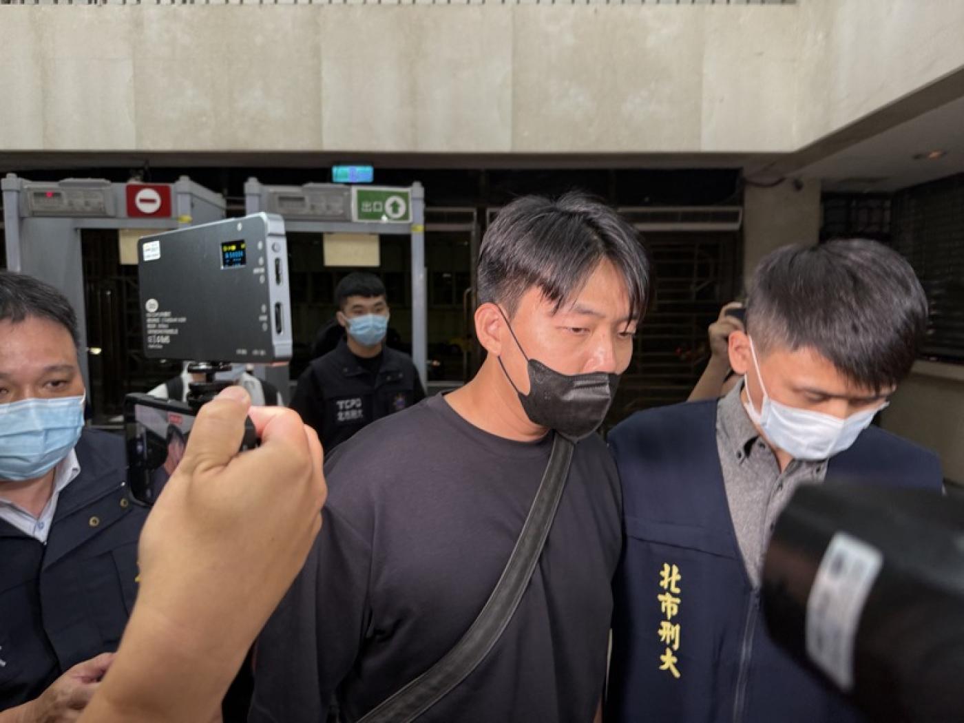 警方3日下午傳喚臉書粉專「迷因台式民主」版主戴瑞甯到案，並搜索戴男住處，深夜移送北檢複訊。中央社