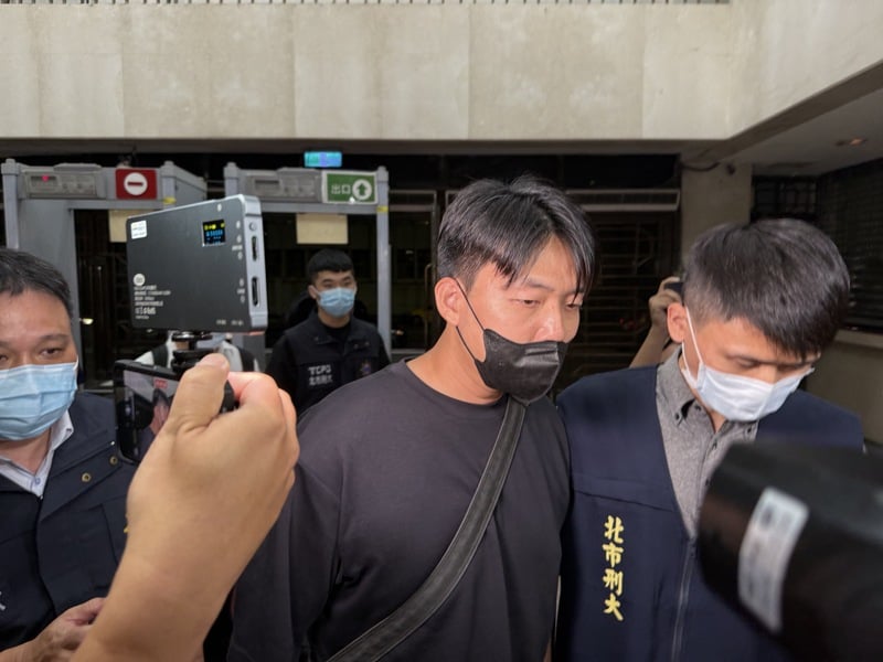 警方3日下午傳喚臉書粉專「迷因台式民主」版主戴瑞甯到案，並搜索戴男住處，深夜移送北檢複訊。中央社