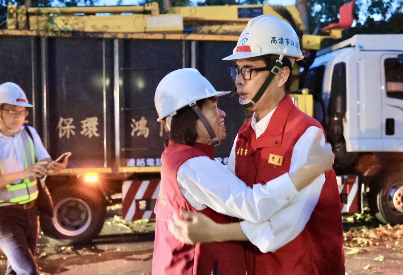 嘉義市長黃敏惠激動地擁抱陳其邁。翻攝陳其邁臉書