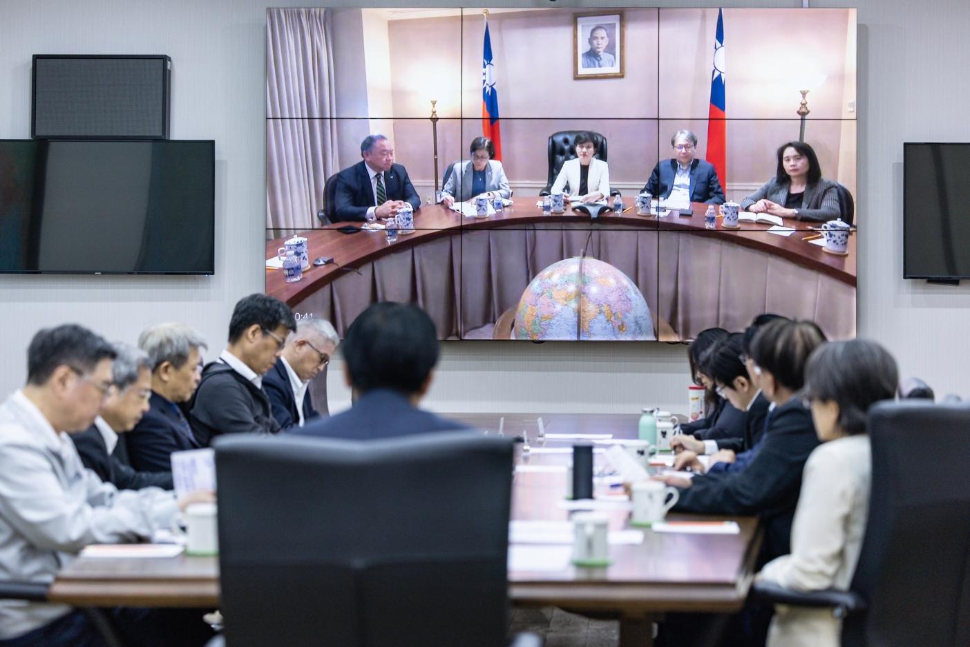總統賴清德與正在華府進行台美關稅談判的團隊進行視訊會議。總統府提供