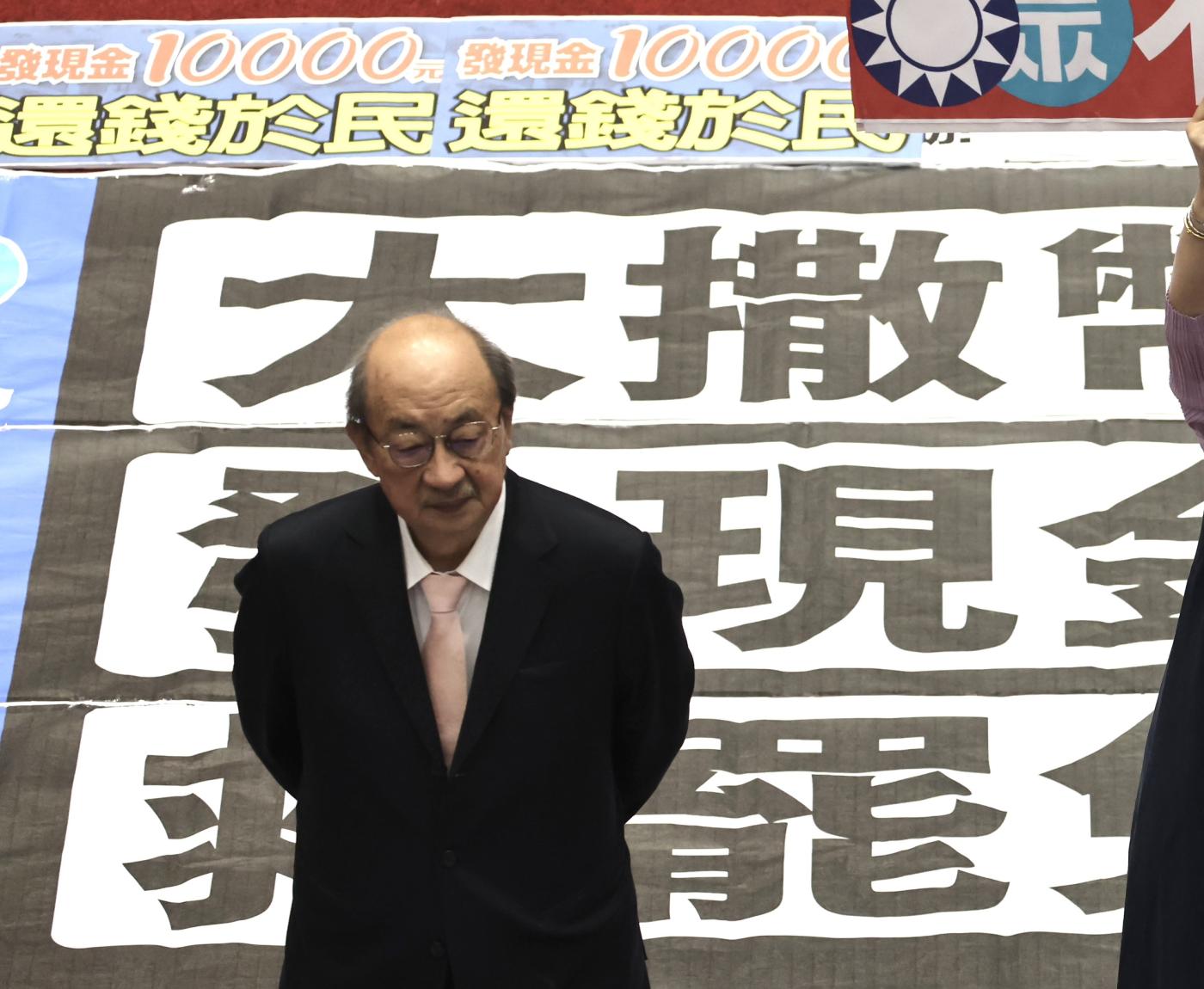 民進黨團總召柯建銘揚言在罷免後用《刑法》100條辦國民黨立委，引發爭議。林啟弘攝