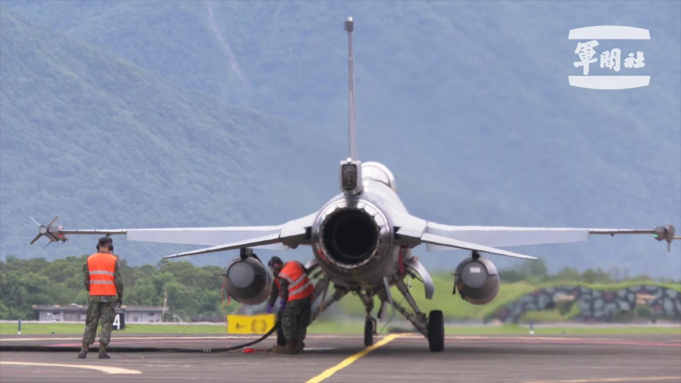 漢光41號演習第3日，空軍展現F-16戰機「熱加油」戰力。軍聞社提供