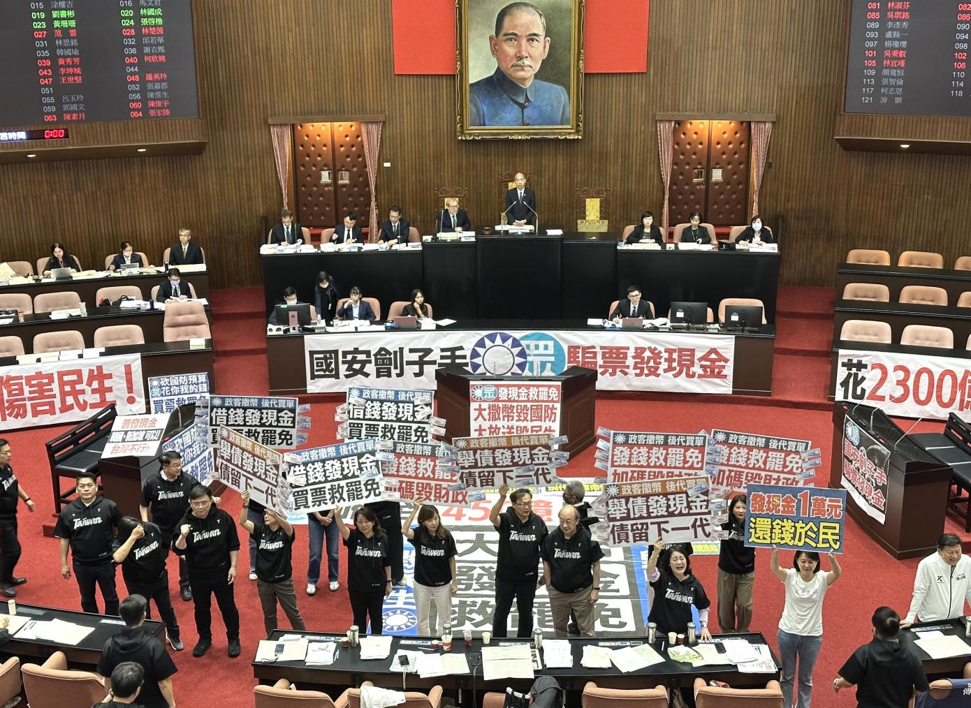 雖然民進黨團極力反對，國民黨團仍挾人數優勢通過普發現金1萬元。林啟弘攝