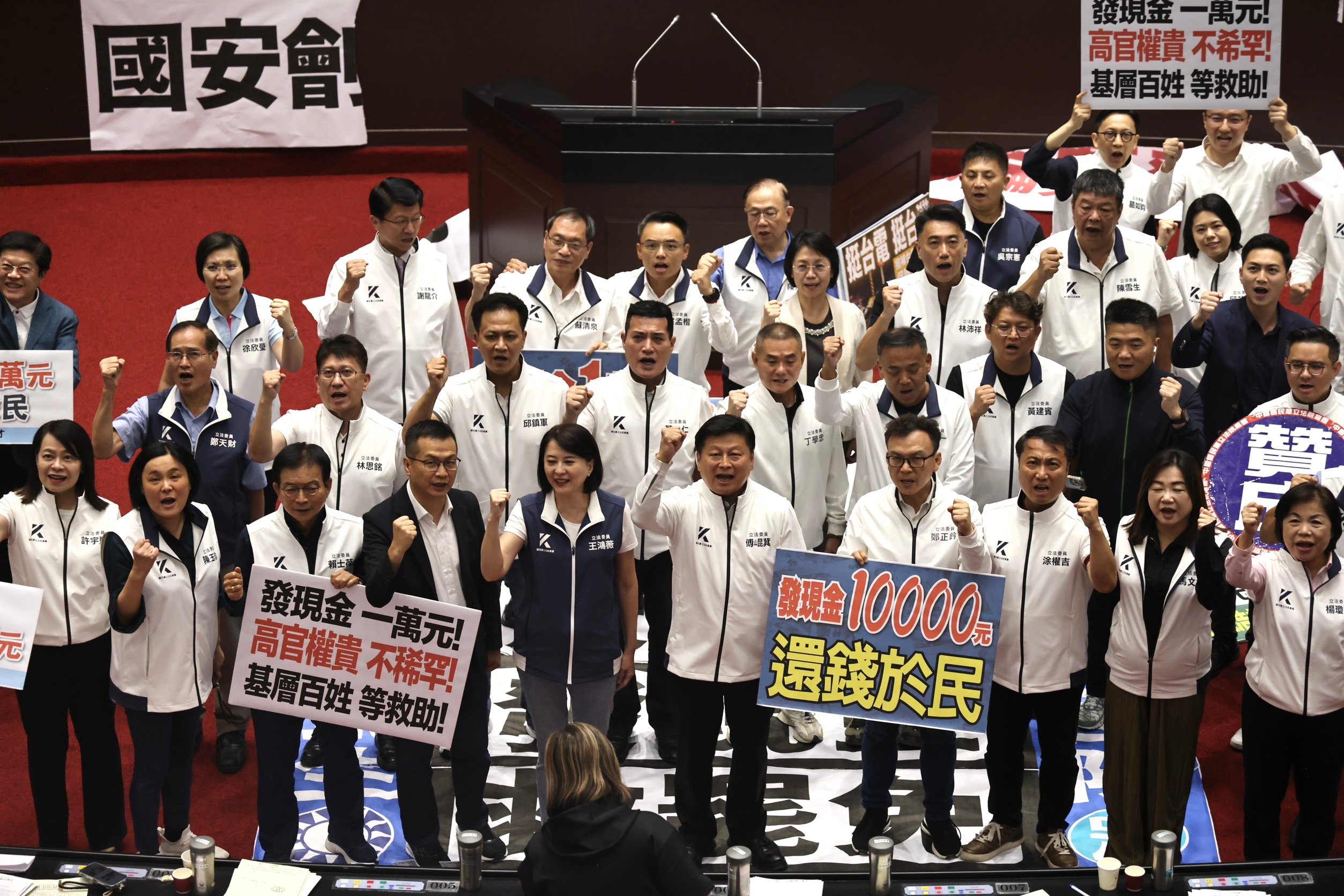 立法院會11日三讀通過國民黨團所提的「因應國際情勢強化經濟社會及民生國安韌性特別條例」後，國民黨立委議場合影。林啟弘攝