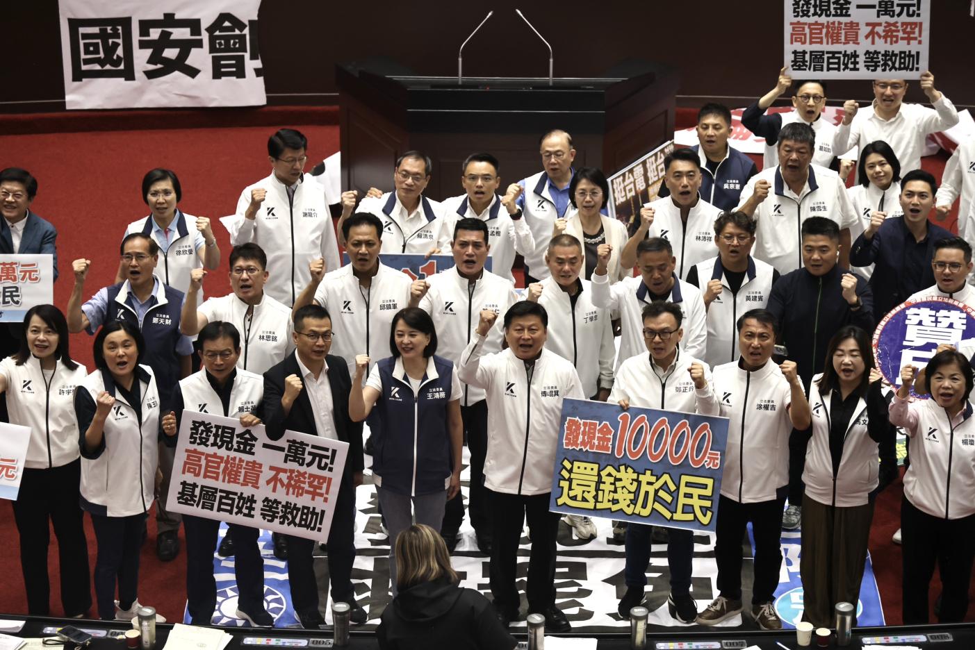 立法院會11日三讀通過國民黨團所提的「因應國際情勢強化經濟社會及民生國安韌性特別條例」後，國民黨立委議場合影。林啟弘攝