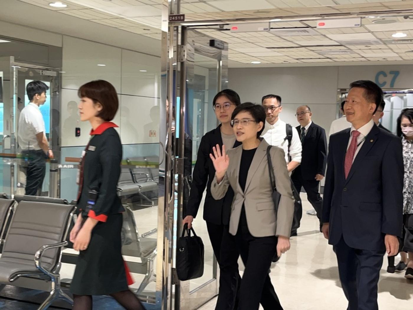 負責對美談判的行政院副院長鄭麗君（揮手者）12日清晨返抵台灣。中央社