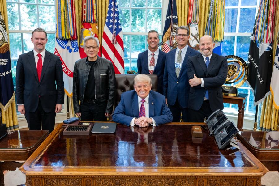 黃仁勳身價超越巴菲特！躍居全球第7大富豪　川普當面恭賀輝達市值破4兆