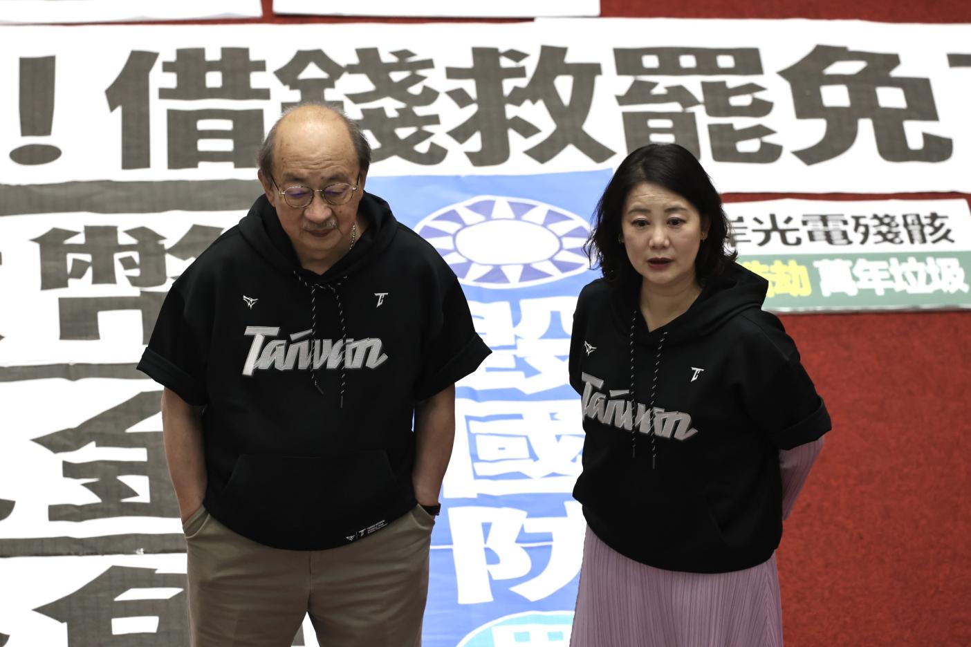 民進黨立法院黨團幹事長吳思瑤（右）12日表示，國家累計歲計賸餘只剩下335億，普發現金1萬元就得舉債。林啟弘攝