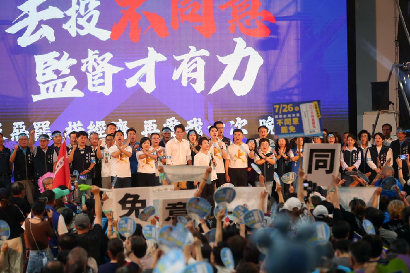 國民黨12日在台中洲際迷你蛋舉辦「反惡罷、拚經濟」晚會，台中市長盧秀燕（持麥克風者）上台助講，她說，南部水災、人民受苦，民進黨最重要的任務就是去救災，不是搞罷免。 中央社