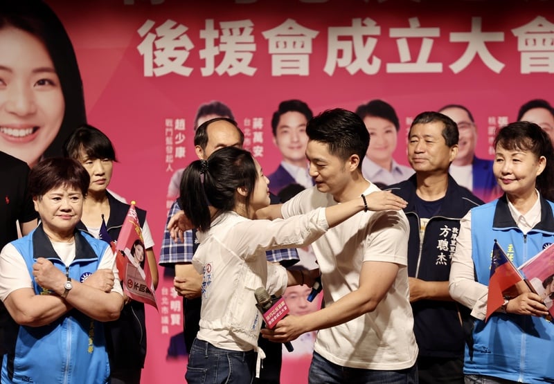 國民黨立委徐巧芯（前左2）成立反惡罷後援會，台北市長蔣萬安（前右2）與徐巧芯擁抱，為徐巧芯加油打氣。 中央社