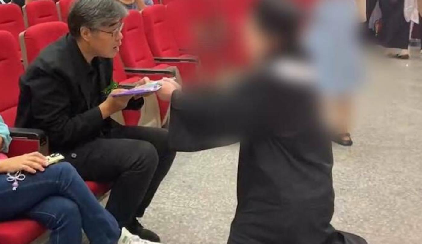 畢業女學生跪在高市副市長李懷仁前，指控高雄空大老師性騷、霸凌。翻攝網路