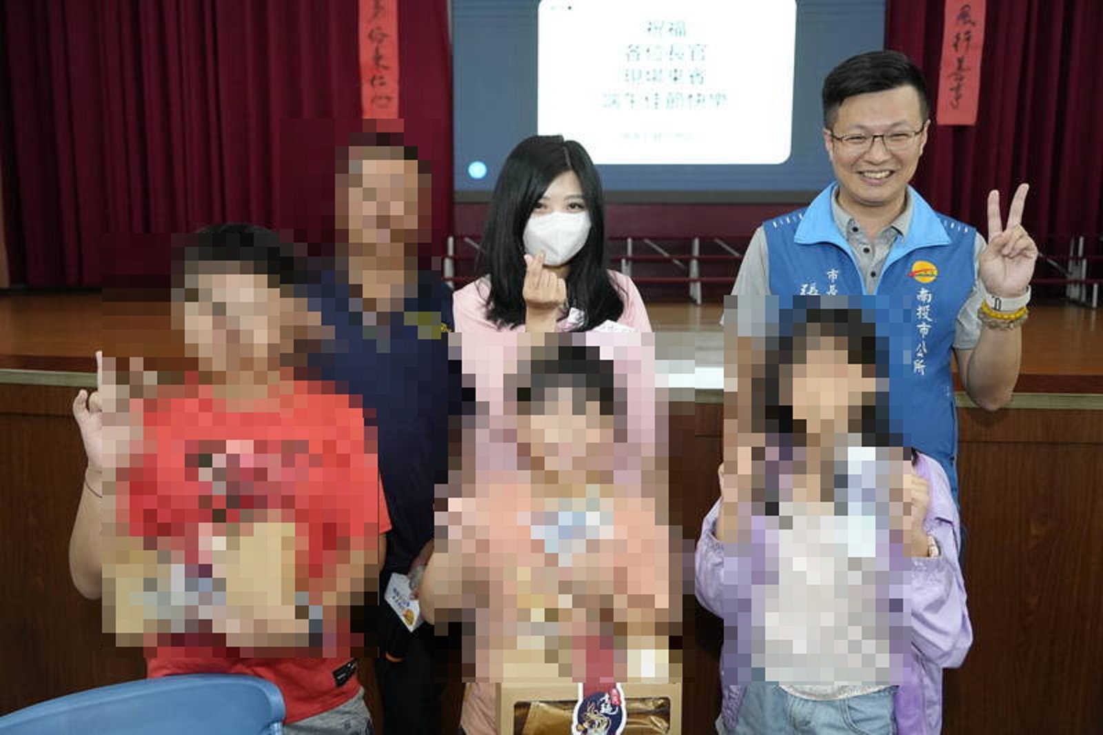 南投市長張嘉哲（後右）與妻子黃佳鈴（後中）經常參加公開活動，但黃被爆出軌疑雲，圖為去年南投市公所舉辦端午節活動。南投市公所提供