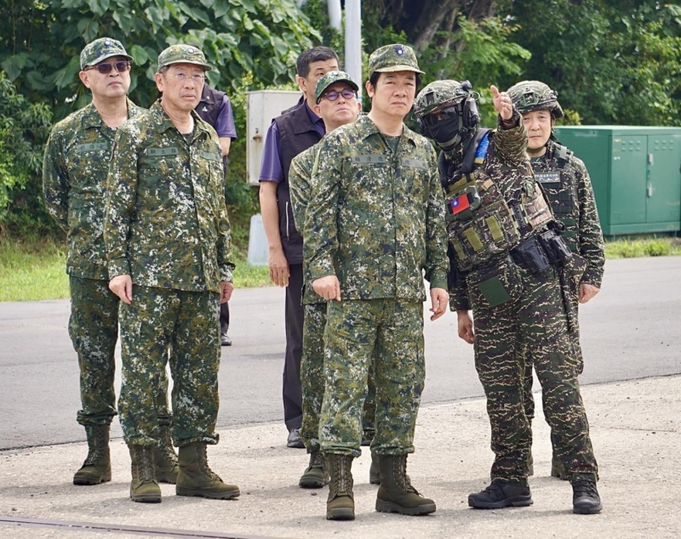 總統賴清德（前中）14日抵達高雄左營海軍基地，視導「漢光41號演習－海軍防禦性布雷操演」。前左為國防部長顧立雄。中央社