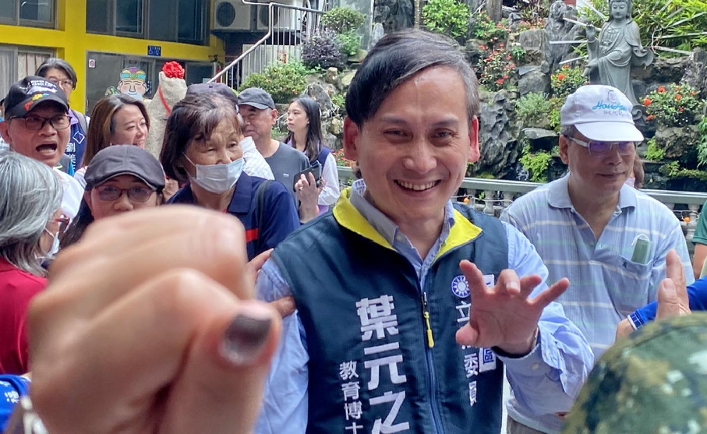 葉元之遭已故助理遺孀指控，對她先生言語羞辱、精神虐待。圖為葉元之12日宣傳反罷免／中央社