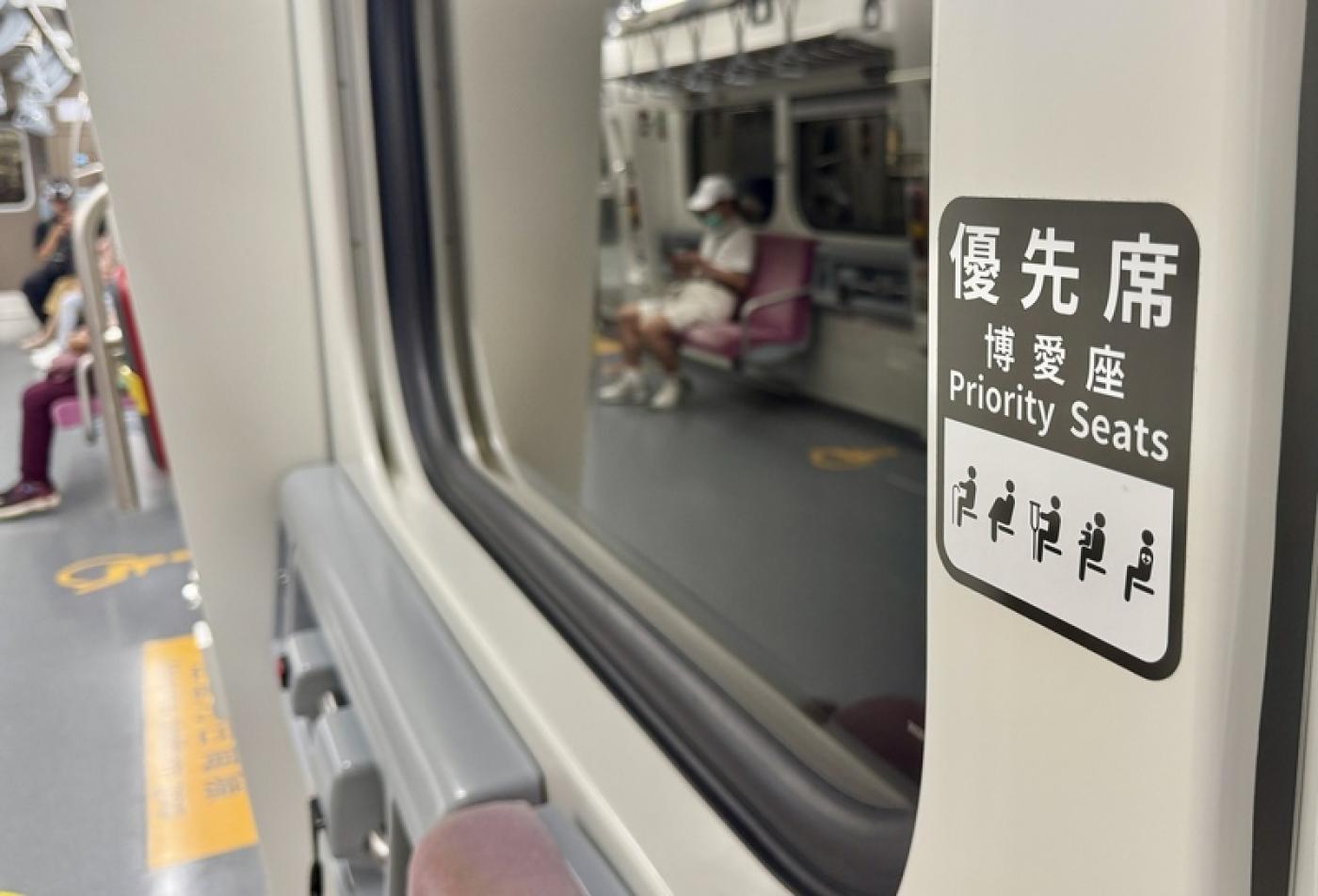 立法院會15日三讀修正通過《身心障礙者權益保障法》第53條修正草案，將現行「博愛座」改為「優先席」。圖為台鐵車廂優先席標示／中央社