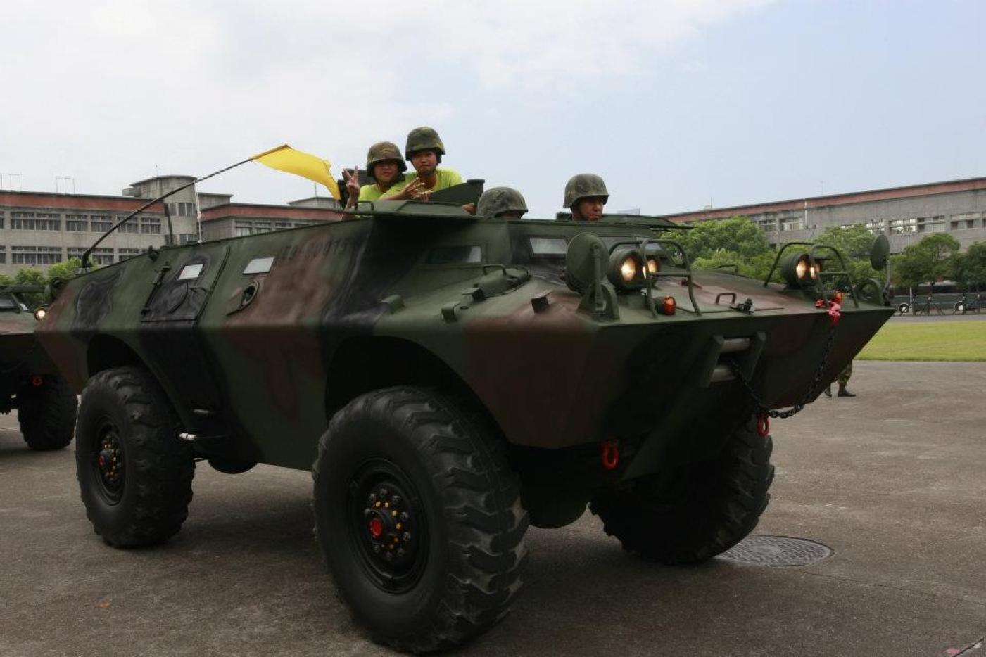 空軍志航基地V-150輪型甲車今在營內翻覆。翻攝國防部發言人臉書