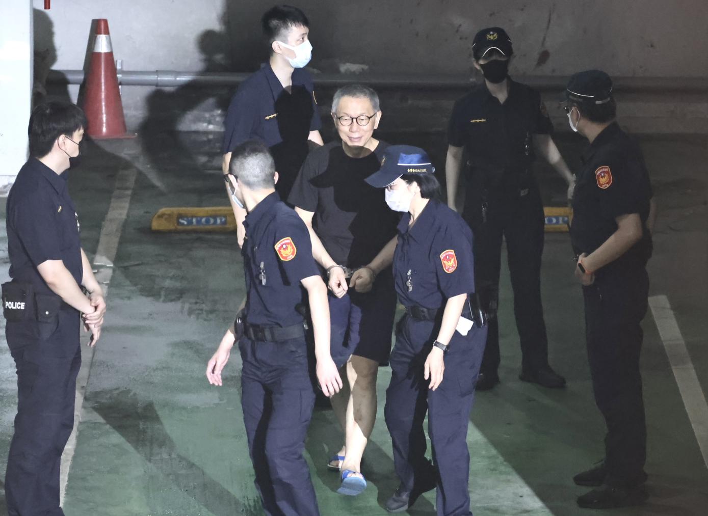 柯文哲15日出庭，步下囚車時露出許久未見的笑容。林啟弘攝