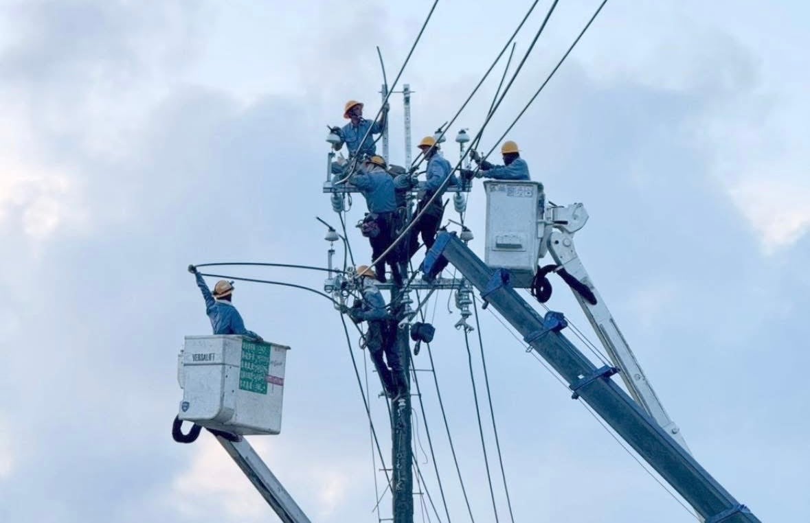 台電員工搶修風災受損停電地區進入第10天，在嘉南沿海地區現在台電工程車是最受歡的車輛。翻攝蔡易餘臉書
