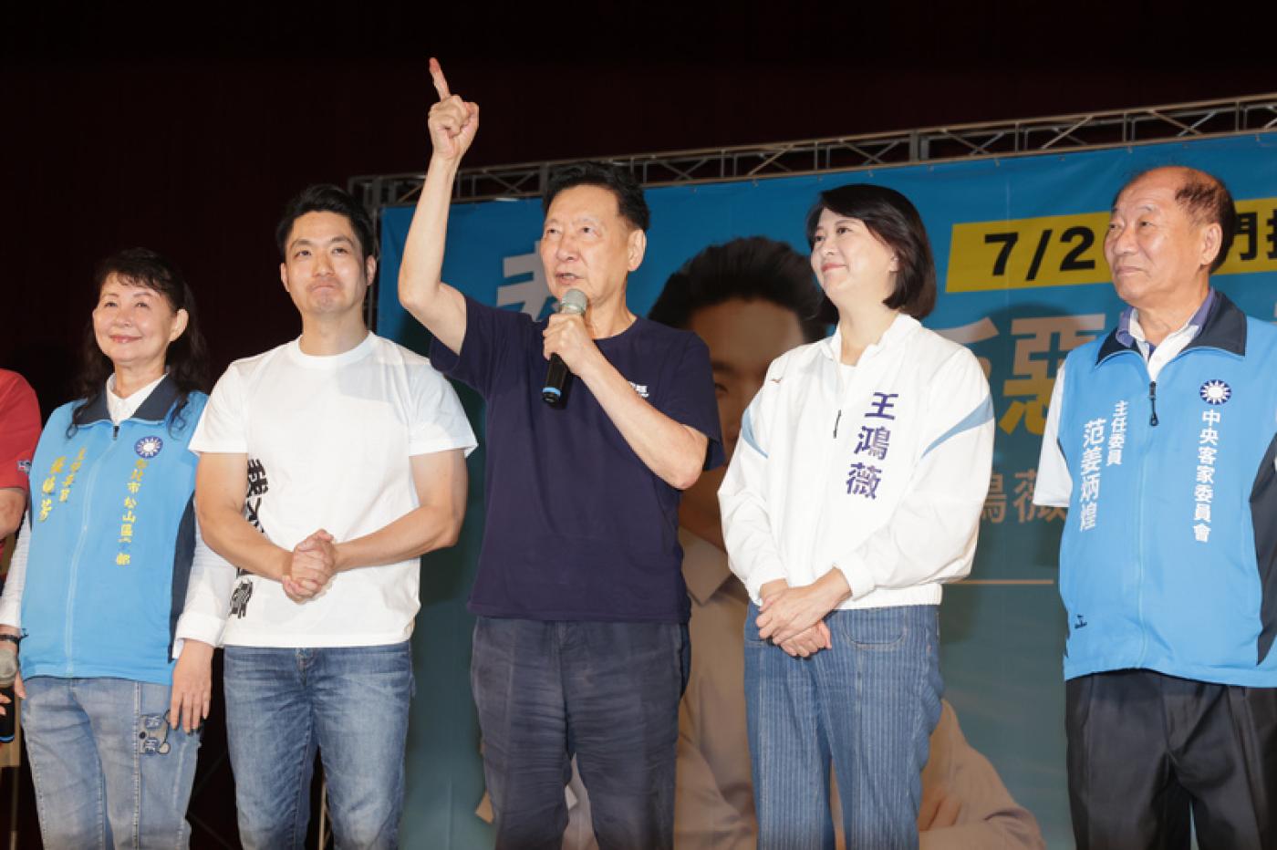 國民黨立委王鴻薇（右2）12日舉辦反罷後援會成立大會，趙少康（中）出席力挺。中央社
