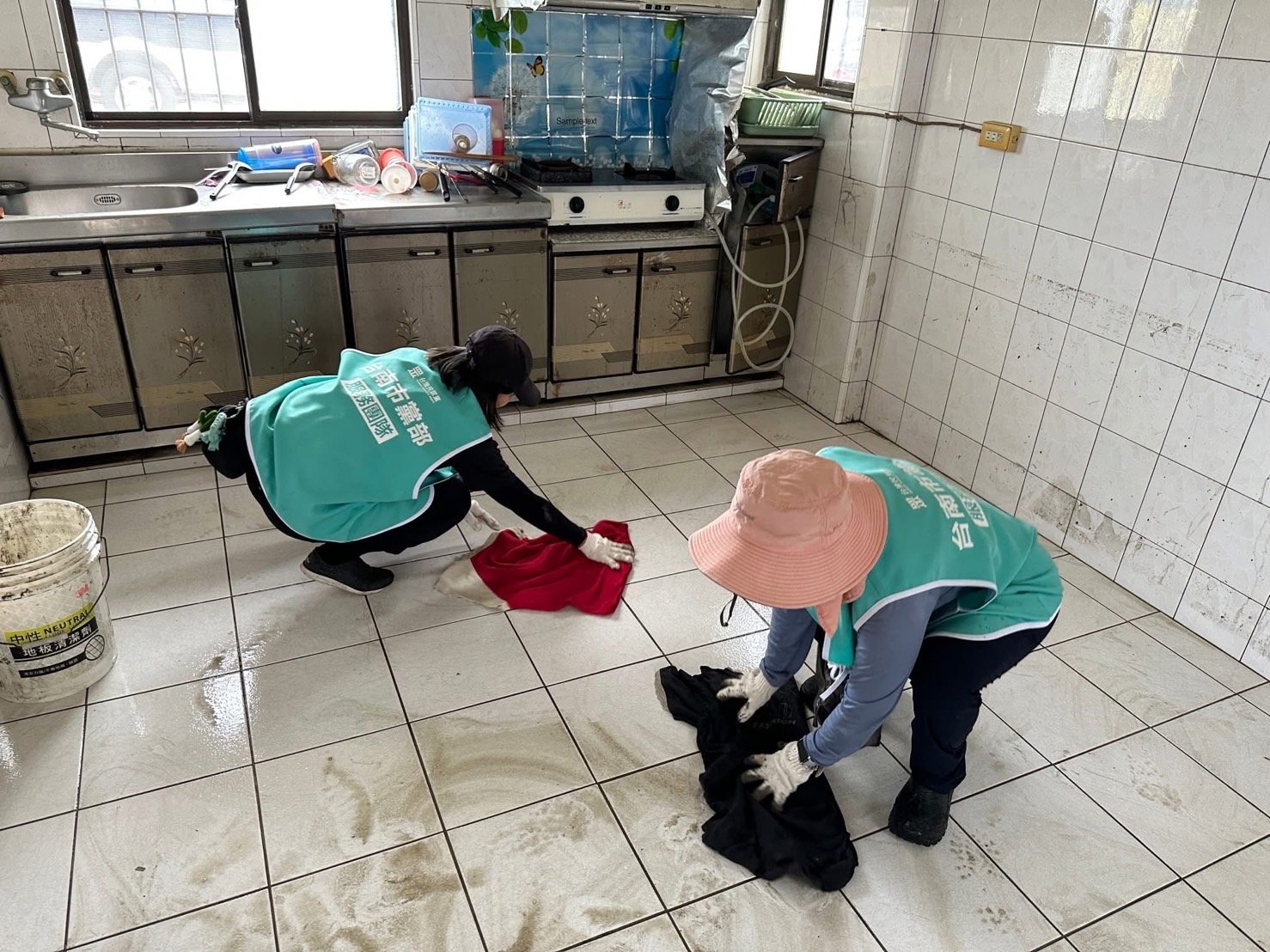 穿著民眾黨志工背心的民眾到台南七股幫受災民眾打掃。翻攝民眾黨台南市黨部臉書