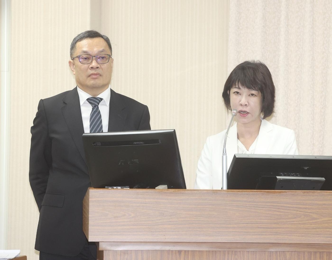 行政院經貿談判辦公室副總談判代表顏慧欣（右）16日在立法院表示，已初步約定下次諮詢，而收到信函也不代表最終稅率。外交部政務次長陳明祺（左）強調，仍在談判過程中。 中央社