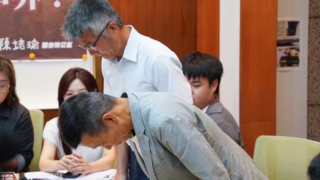 台師大在記者會上道歉，回到學校就續聘被踢爆拿女學生血液換學分的周台英，惹怒一大票網友。翻攝范雲臉書