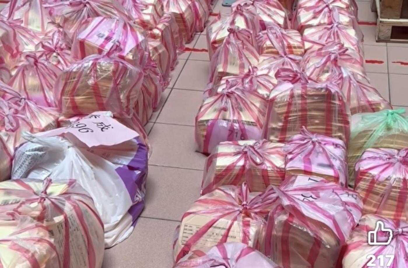 張嘉玲今天到中和區公所，踢爆新北市34萬多份投票通知印錯了，全堆在地上。翻攝張嘉玲臉書