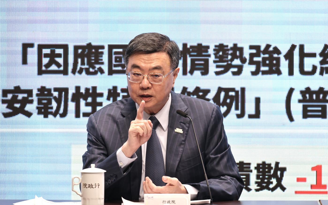 行政院長卓榮泰17日表示，若要普發現金需舉債1014億，他內心非常交戰，希望能到立院報告。林啟弘攝