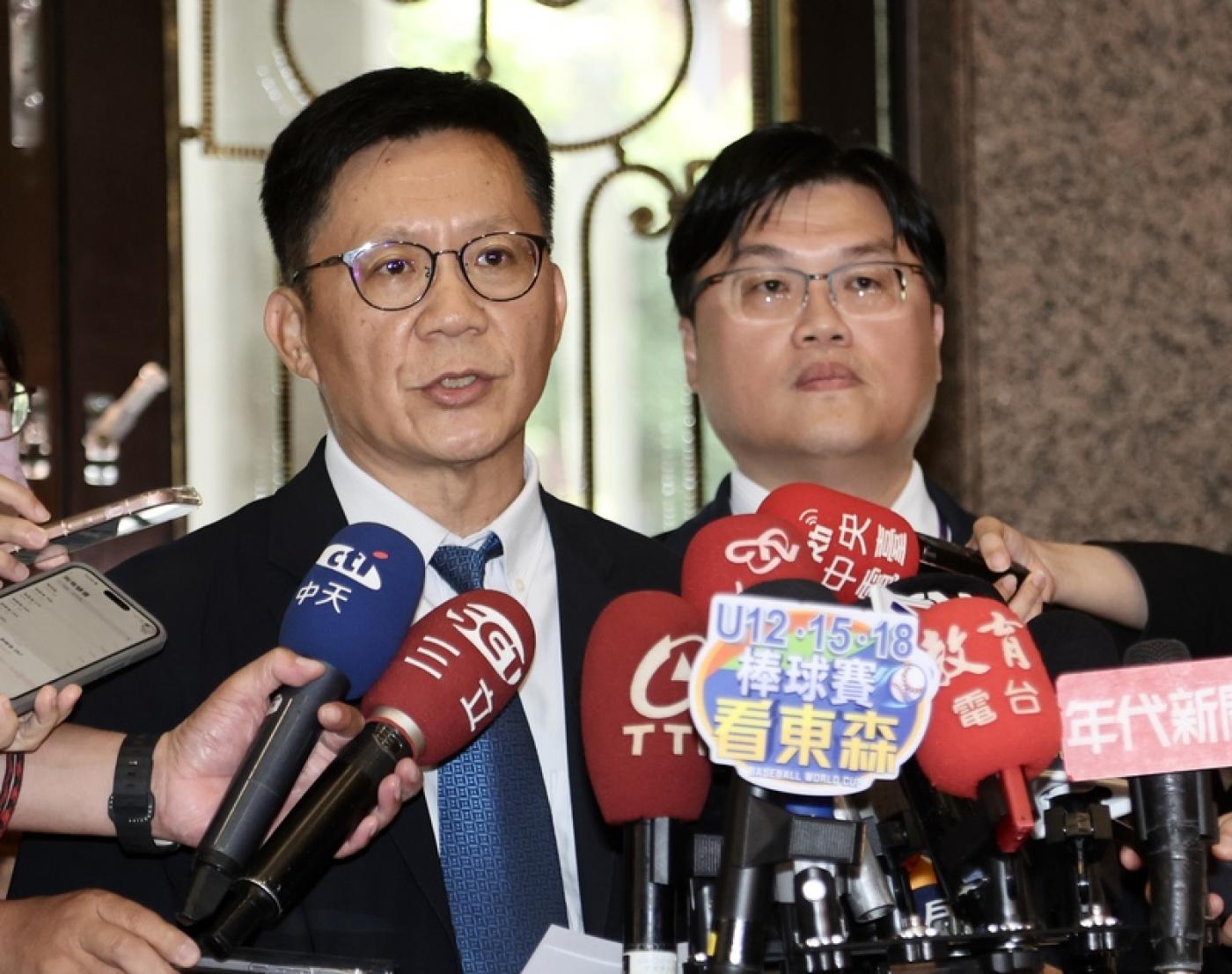 民進黨立委范雲等17日陪同台師大抽血案受害學生到教育部，會後達成7點共識，包括成立單一申訴窗口、組跨部會專案小組及撤銷教練周台英教練證等。教育部次長張廖萬堅（左）、朱俊彰（右）接受媒體聯訪，進行相關說明。 中央社