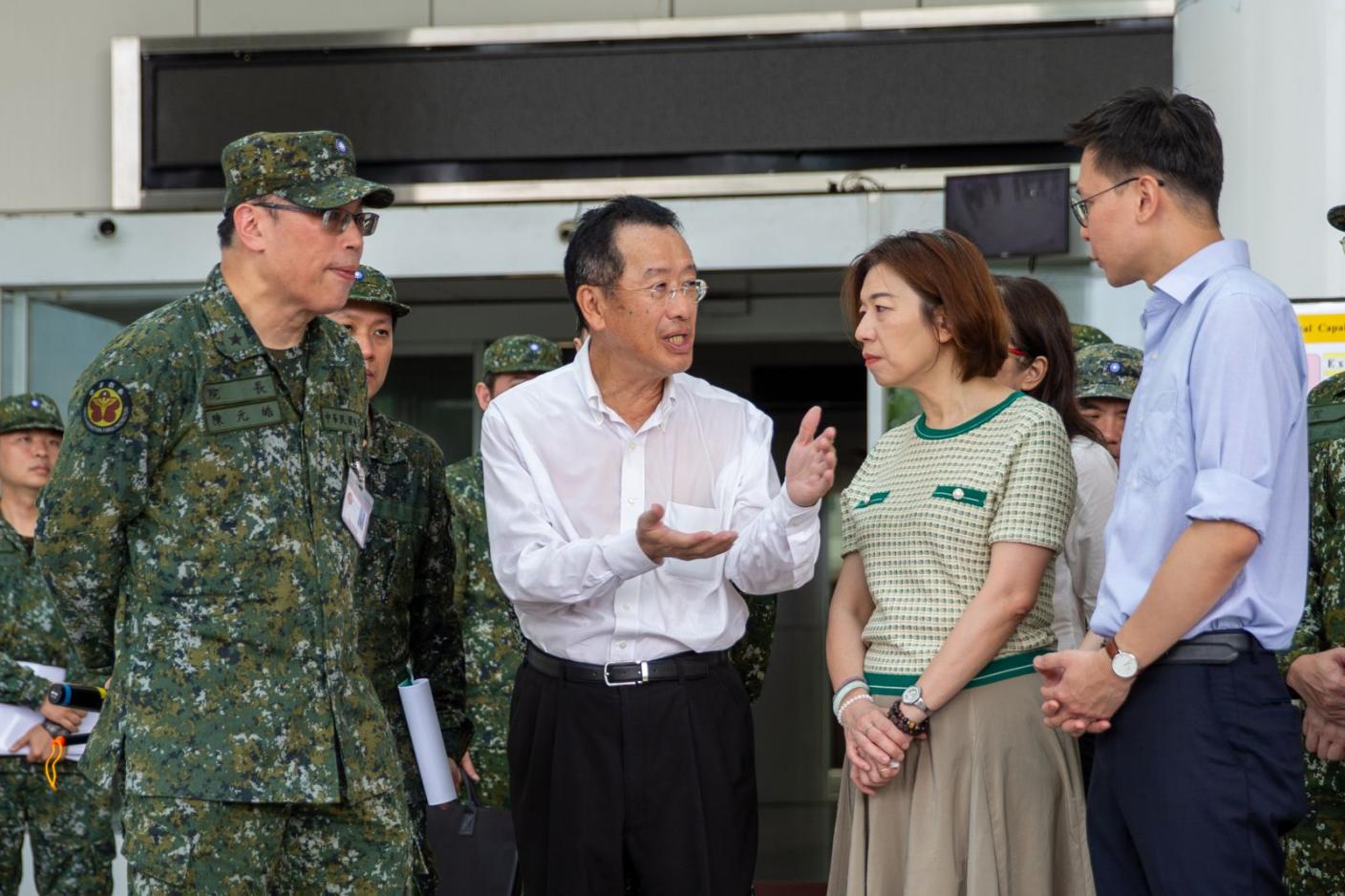 國防部長顧立雄今日前往三軍總醫院視導疏散撤離實兵演練。國防部提供