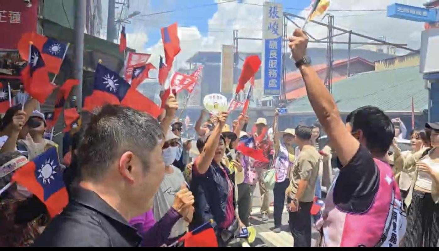 張峻5日率上百位支持者揮舞國旗，放鞭炮相迎「護國大遶境」車隊。翻攝張峻臉書