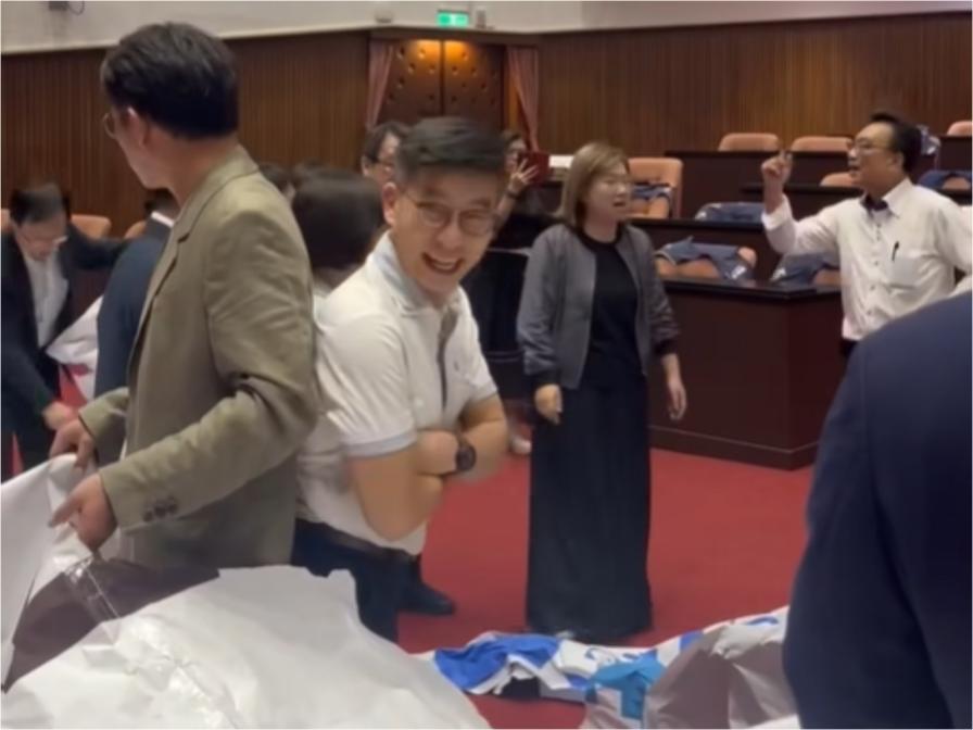 立法院今將處理再延會至8/31等案　綠白一早為掛海報爆衝突