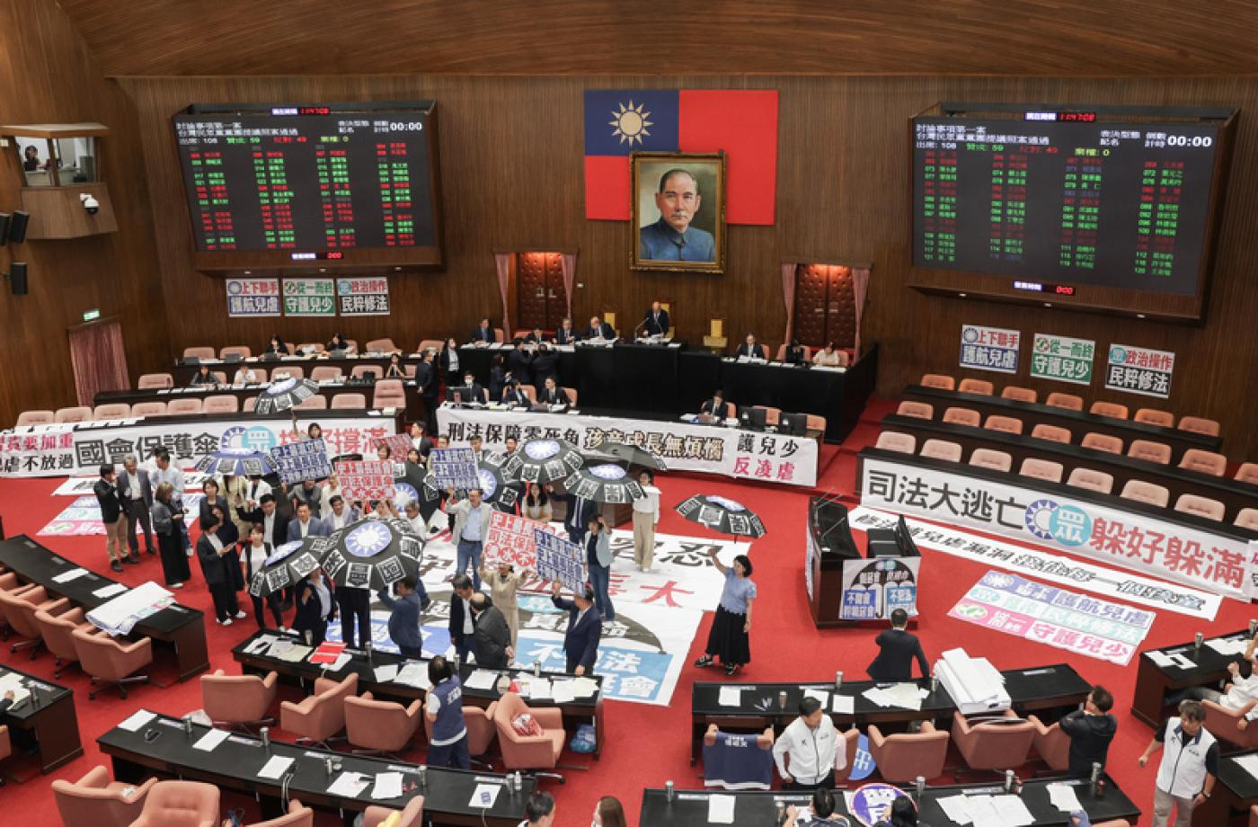 立法院民眾黨團提案再延會至8月31日，立法院院會18日進行表決，在場立委108人，藍白挾人數優勢以59比49表決通過。中央社