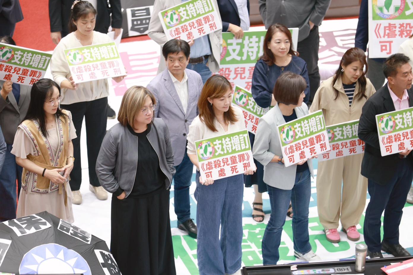 剴剴條款三讀過程中，綠委手舉「支持增訂《虐殺兒童罪》可處死刑」看板。翻攝郭昱晴臉書