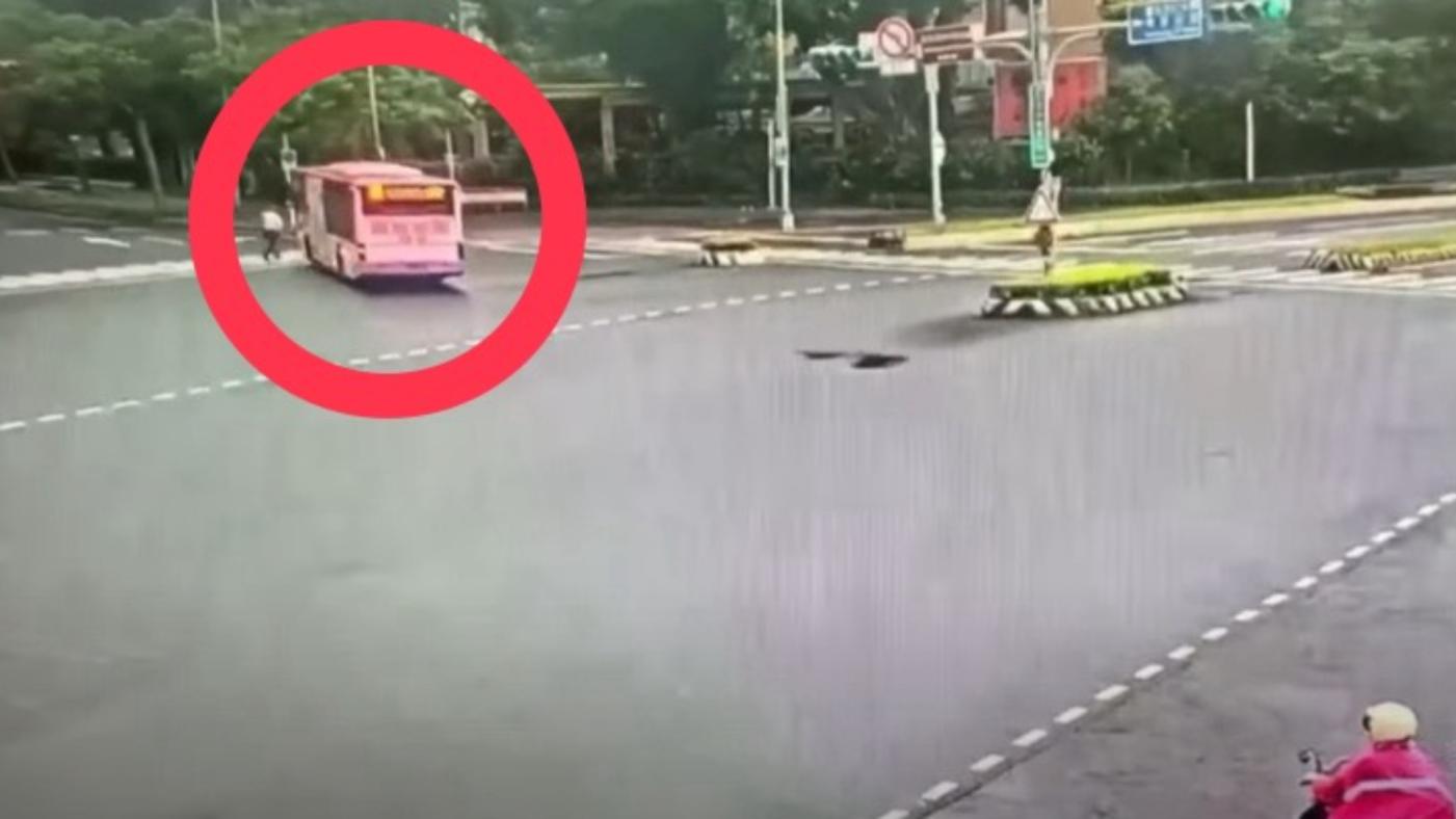 國內知名乳癌權威周佳正醫師在過馬路時，在斑馬線上遭公車撞上。翻攝畫面