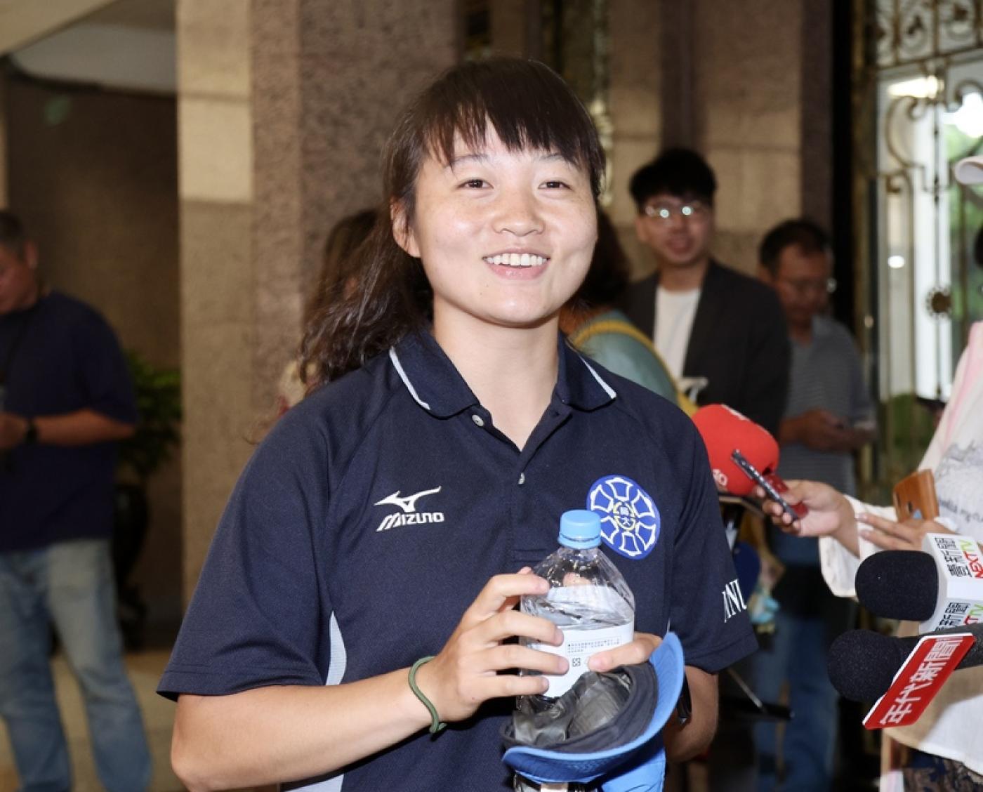 台師大女足抽血案，受害學生代表簡奇陞（前）19日聲明，校方及教練已道歉，將卸下受害者的角色。中央社