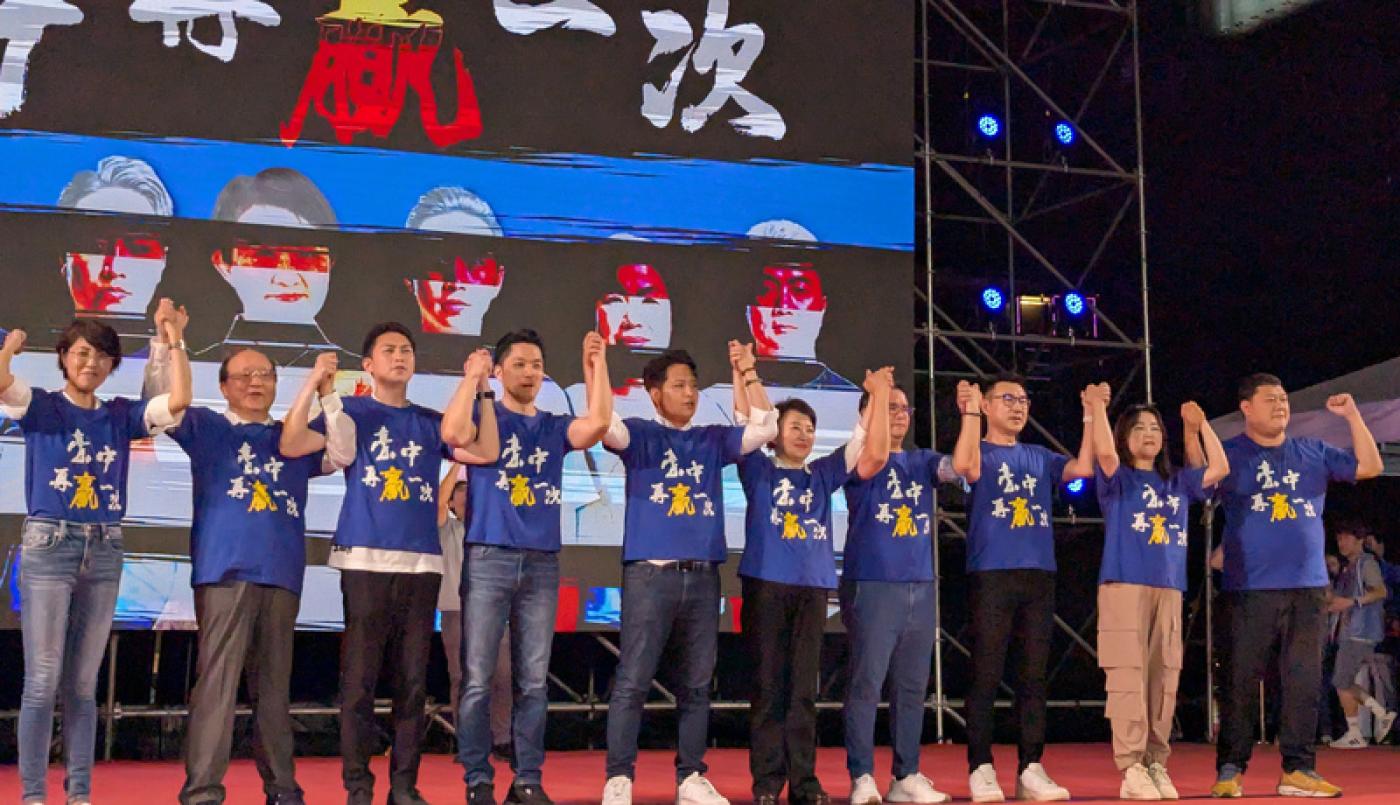 國民黨19日晚間在台中舉辦反罷免造勢晚會，台中市長盧秀燕（右5）、立法院副院長江啟臣（右3）、國民黨立委黃健豪（右4）、廖偉翔（左3）、羅廷瑋（左5）等人出席，台北市長蔣萬安（左4）也南下力挺。 中央社