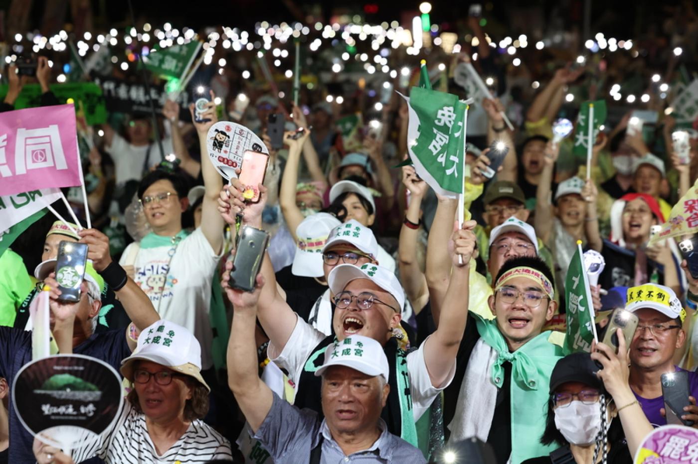 反共護台志工聯盟發起的「重返青島–護國保台晚會」19日晚間在立法院外濟南路側舉行，為26日將登場的罷免投票宣傳、催票，現場與會民眾一度高舉手機、點亮燈光，營造燈海氛圍。 中央社